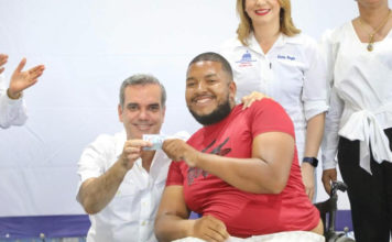 Presidente Luis Abinader entrega 3,000 nuevas tarjetas Supérate en Monte Plata