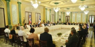 Presidente Abinader almuerza con comunicadores