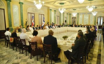 Presidente Abinader almuerza con comunicadores