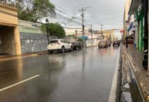 Poco tránsito y quema de neumáticos en inicio de paro en Santiago