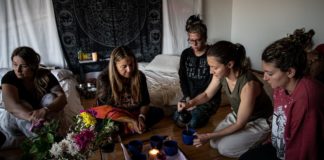 ‘Quiero reiniciar mi cerebro’: veteranas de guerra recurren a la psicoterapia psicodélica