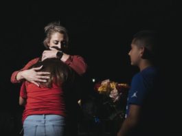 Cómo hablar con los niños y adolescentes sobre los tiroteos masivos