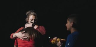 Cómo hablar con los niños y adolescentes sobre los tiroteos masivos