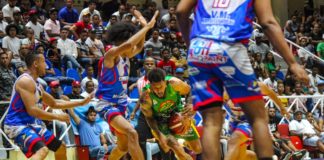 Triple doble de Valdez mantiene con vida a Cotorras Del Gustavo