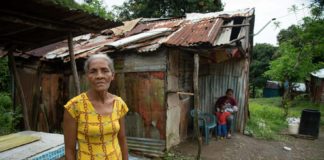 Una joven madre de Villa Altagracia que se consume en la indigencia