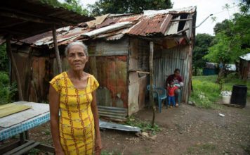 Una joven madre de Villa Altagracia que se consume en la indigencia