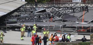 Al menos dos heridos graves y cuatro leves al derrumbarse el escenario de un festival de música en Santiago de Compostela