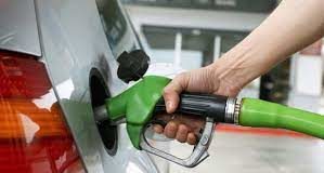 Precio de gasolina supera por primera vez los cinco dólares en la historia de EEUU