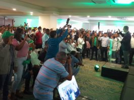 Leonel juramenta cerca de 1,000 educadores físicos