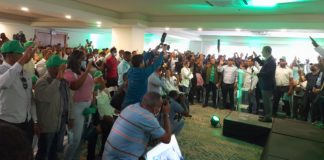 Leonel juramenta cerca de 1,000 educadores físicos