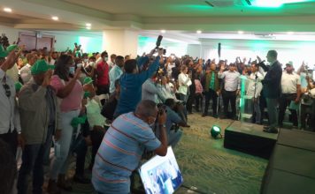Leonel juramenta cerca de 1,000 educadores físicos