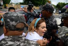 Enfrentamiento entre médicos y policías en protesta frente al Palacio Nacional