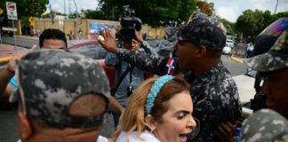 Enfrentamiento entre médicos y policías en protesta frente al Palacio Nacional