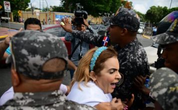 Enfrentamiento entre médicos y policías en protesta frente al Palacio Nacional