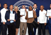 Directores del IAD y Comisión de Terrenos del Estado entregan en NY 87 títulos de propiedad