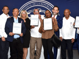 Directores del IAD y Comisión de Terrenos del Estado entregan en NY 87 títulos de propiedad