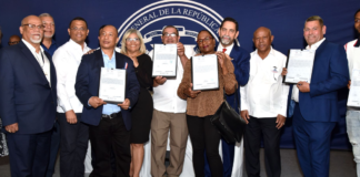 Directores del IAD y Comisión de Terrenos del Estado entregan en NY 87 títulos de propiedad