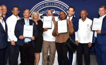 Directores del IAD y Comisión de Terrenos del Estado entregan en NY 87 títulos de propiedad