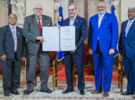Presidente Abinader entrega Premio Nacional de Periodismo a Gautreaux Piñeyro
