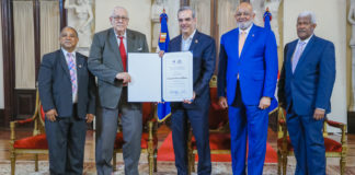 Presidente Abinader entrega Premio Nacional de Periodismo a Gautreaux Piñeyro