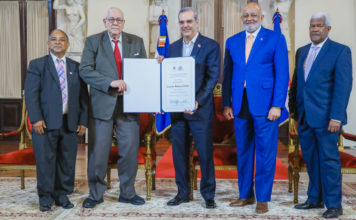 Presidente Abinader entrega Premio Nacional de Periodismo a Gautreaux Piñeyro