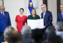 Presidente Abinader y Ministro Fulcar entregan Medalla a la Excelencia Magisterial 2022