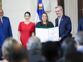 Presidente Abinader y Ministro Fulcar entregan Medalla a la Excelencia Magisterial 2022