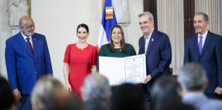 Presidente Abinader y Ministro Fulcar entregan Medalla a la Excelencia Magisterial 2022