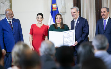 Presidente Abinader y Ministro Fulcar entregan Medalla a la Excelencia Magisterial 2022
