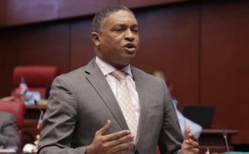 Lorenzo reclama al Gobierno devolver “abusivos montos” cobrados en factura eléctrica