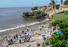 Voluntariado Bancentraliano realizó jornada de limpieza de costas en playa de San Gil, del malecón de Santo Domingo