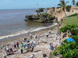 Voluntariado Bancentraliano realizó jornada de limpieza de costas en playa de San Gil, del malecón de Santo Domingo