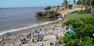Voluntariado Bancentraliano realizó jornada de limpieza de costas en playa de San Gil, del malecón de Santo Domingo