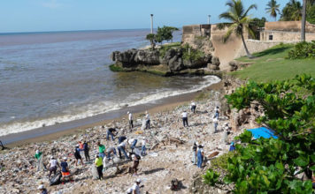 Voluntariado Bancentraliano realizó jornada de limpieza de costas en playa de San Gil, del malecón de Santo Domingo