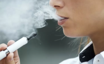 «Es como si fumaran 20 cigarrillos al día»: los riesgos de los cigarrillos electrónicos que se han puesto de moda entre jóvenes y adolescentes