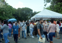 Miles de jóvenes se agolpan en busca trabajo en feria de empleos