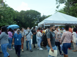 Miles de jóvenes se agolpan en busca trabajo en feria de empleos