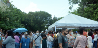 Miles de jóvenes se agolpan en busca trabajo en feria de empleos