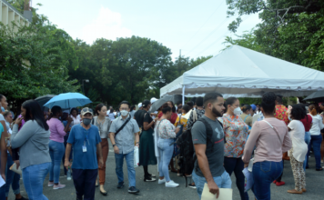 Miles de jóvenes se agolpan en busca trabajo en feria de empleos