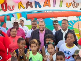 Alcalde Carlos Guzmán entrega totalmente remozados parques en Los Guaricanos y Sabana Perdida