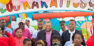 Alcalde Carlos Guzmán entrega totalmente remozados parques en Los Guaricanos y Sabana Perdida