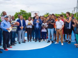 Alcalde Carlos Guzmán entrega anhelada cancha de baloncesto en Urbanización El Paso