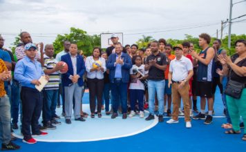 Alcalde Carlos Guzmán entrega anhelada cancha de baloncesto en Urbanización El Paso