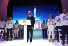 Carmen Francisco, la mujer que se coló en el discurso para darle una carta al presidente Abinader