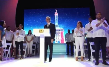 Carmen Francisco, la mujer que se coló en el discurso para darle una carta al presidente Abinader