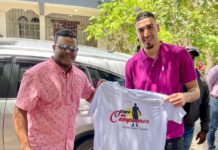 Chris Duarte recibe T-Shirt de la Copa de Campeones Pedro López Vásquez