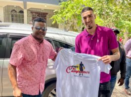 Chris Duarte recibe T-Shirt de la Copa de Campeones Pedro López Vásquez