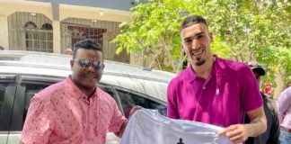 Chris Duarte recibe T-Shirt de la Copa de Campeones Pedro López Vásquez