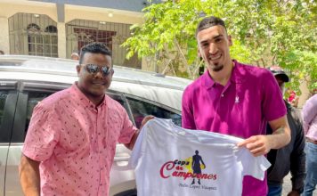 Chris Duarte recibe T-Shirt de la Copa de Campeones Pedro López Vásquez