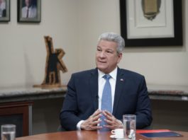 Macarrulla presenta renuncia al cumplirse los dos años pactados con el Presidente Abinader